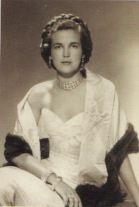 Prinses Lilian poseert in witte galajurk met stola en de tiara als halsband voor officiële foto