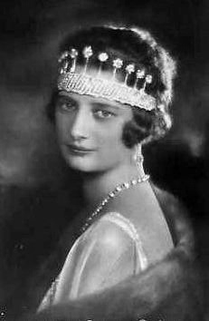 Foto van koningin Astrid die het diadeem laag op haar voorhoofd draagt