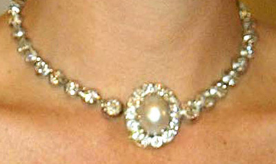 Close-up van het parelslot aan diamanten collier