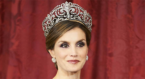 Een glimlachende koningin Letizia met de tiara en oorbellen uit de set