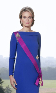 koningin Mathilde in blauwe galajurk voor haar eerste officiële staatsiefoto als koningin