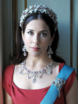 Kroonprinses Mary in rode avondjurk met de gehele juwelenset