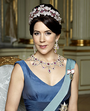 Kroonprinses Mary in blauwe avondjurk met de gehele juwelenset