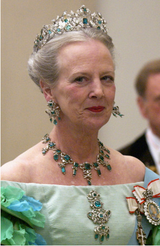 Koningin Margrethe in groene avondjurk met een serieuze gezichtsuitdrukking
