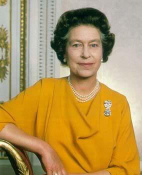 Koningin Elizabeth poseert glimlachend in een oranje jurk terwijl ze zit op een stoel.