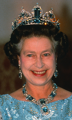 Koningin Elizabeth II in avondjurk met tiara, collier en oorbellen