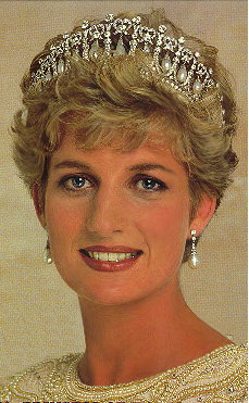 Officiële foto (enkel het hoofd zichtbaar) met een glimlachende prinses Diana met de tiara en pareloorbellen