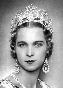 Koningin Marie-José in witte avondjurk met de tiara en grote diamanten oorbellen
