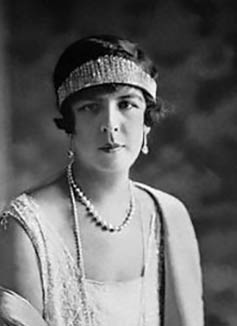 Prinses Charlotte poseert in een avondjurk in typische jaren-20 stijl en met de tiara laag op haar voorhoofd.