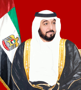 Sheikh Khalifa met achter hem de vlag van Abu Dhabi
